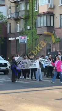 В Одессе жители вновь перекрывают дороги из-за отсутствия света