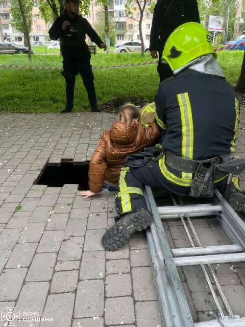 В Одессе 10-летняя девочка провалилась под землю В Одессе 10-летняя девочка провалилась под землю