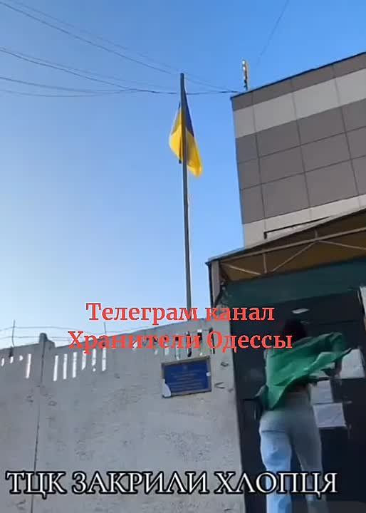 В Одессе девушка напала на местный ТЦК, чтобы освободить своего парня