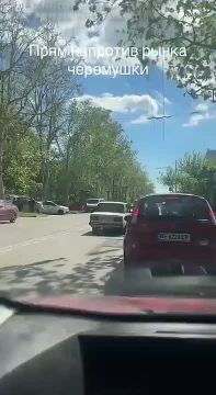 В Одессе полицаи выбили стекло и бусифицировали мужика прямо из его авто