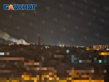 Мощный пожар виднеется на месте прилета прямо сейчас