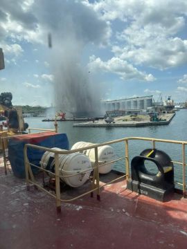 Парусный фрегат «Дружба» ВМС Украины был атакован российским БЭК в порту Одессы, пишут украинские источники