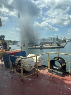 Стопкадр попадания БЭКа по парусному фрегату «Дружба» в Одесском порту