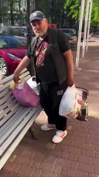 В Одессе британец, возомнивший себя щирым и свидомым? докопался до местного мужика в футболке КГБ СССР