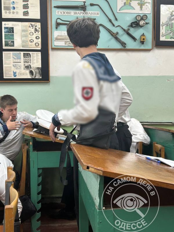 Рыбка пригрела змею? Студенты в морском колледже в Одессе страдают отсутствием серого вещества в голове? На лице видно отсутствие интеллекта, а вот нацизм таки есть, завезли ироды Рыбка пригрела змею? Студенты в морском колледже в Одессе страдают отсутствием серого вещества в голове? На лице видно отсутствие интеллекта, а вот нацизм таки есть, завезли ироды