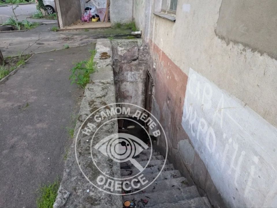 Жители одесской многоэтажки на Святослава Рихтера, 2 полгода живут рядом с «вонючим озером» в подвале Жители одесской многоэтажки на Святослава Рихтера, 2 полгода живут рядом с «вонючим озером» в подвале
