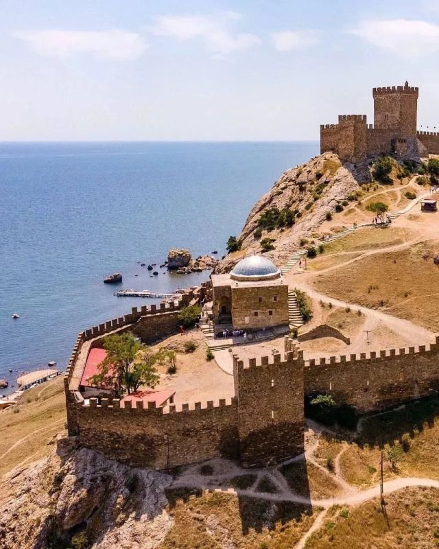 Генуэзская крепость в Судаке, одна из самых масштабных в Крыму (Россия) Генуэзская крепость в Судаке, одна из самых масштабных в Крыму (Россия)