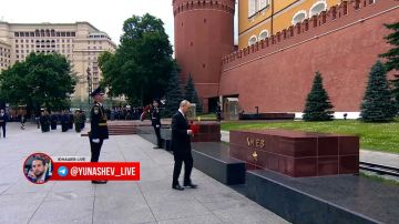 Александр Юнашев: В День памяти и скорби президент возложил цветы к стелам городов-героев