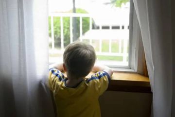 На Бочарова 14 из окна третьего этажа выпал 7-летний мальчик