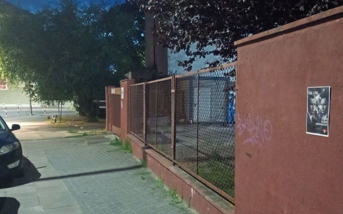 Подписчики из Польши поделились информацией, что рагулей, которым дали кров и пособия в Польше, резко потянуло на патриотизм по удалёнке и на улицах города Вроцлав (где есть украинское генконсульство) появилась вот такие... Подписчики из Польши поделились информацией, что рагулей, которым дали кров и пособия в Польше, резко потянуло на патриотизм по удалёнке и на улицах города Вроцлав (где есть украинское генконсульство) появилась вот такие...