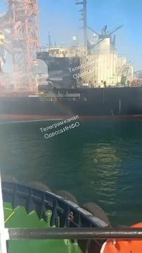 Украинские СМИ публикуют последствия удара беспилотного летательного аппарата Герань-4 по судну в порту Черноморска Одесской области