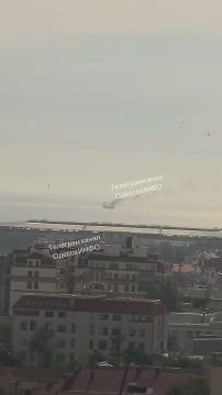 Очередное судно горит у побережья Одессы после ночного удара