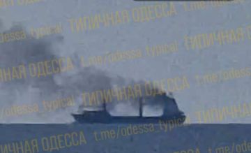 «В Кейптаунском порту с пробоиной в борту