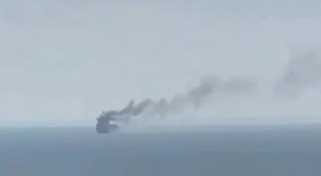 На видео — горящий у побережья Одессы танкер, который, по данным Минобороны, выполнял рейсы между портами Черноморск и Одесса, во время которых перевозил топливо для ВСУ