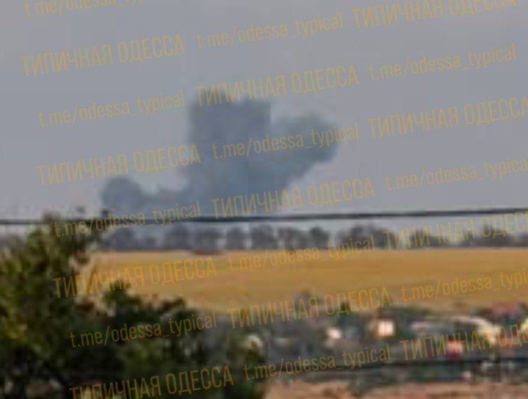 Дым поднимается после прилёта в Одесской области Дым поднимается после прилёта в Одесской области