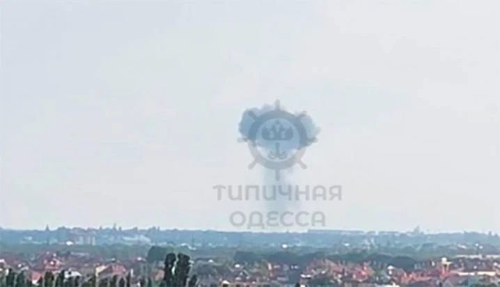 Удары баллистики и реактивных дронов-камикадзе «Герань» по целям в Черноморске Одесской области этим вечером Удары баллистики и реактивных дронов-камикадзе «Герань» по целям в Черноморске Одесской области этим вечером
