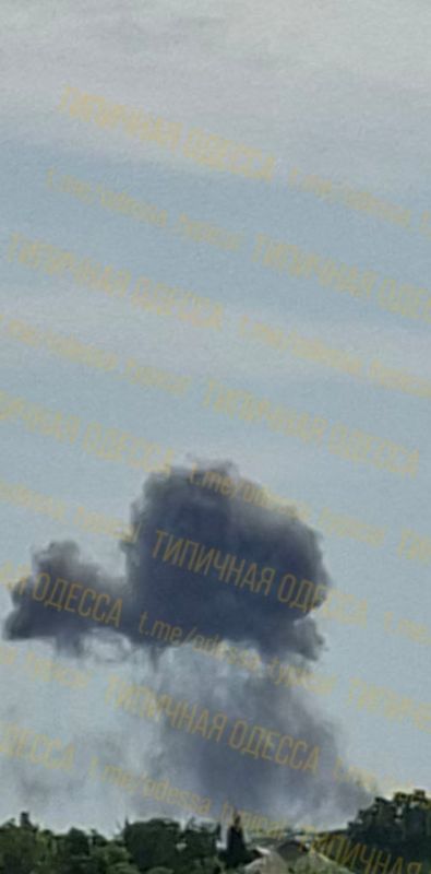 Столбы дыма в Одессе после ракетного удара Ониксами Столбы дыма в Одессе после ракетного удара Ониксами