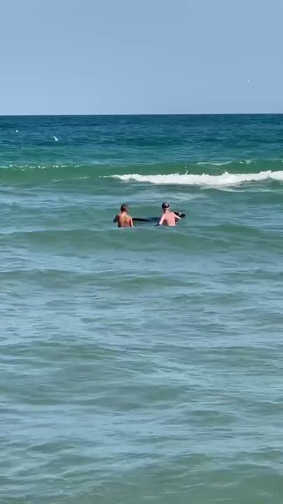 Дети купаются в Черном море у Одессы с обломком БЛА «Герань»