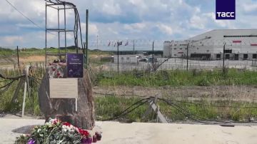 Сотрудники Wildberries в Котовске продолжают нести цветы и свечи к стихийному мемориалу, передает корреспондент ТАСС