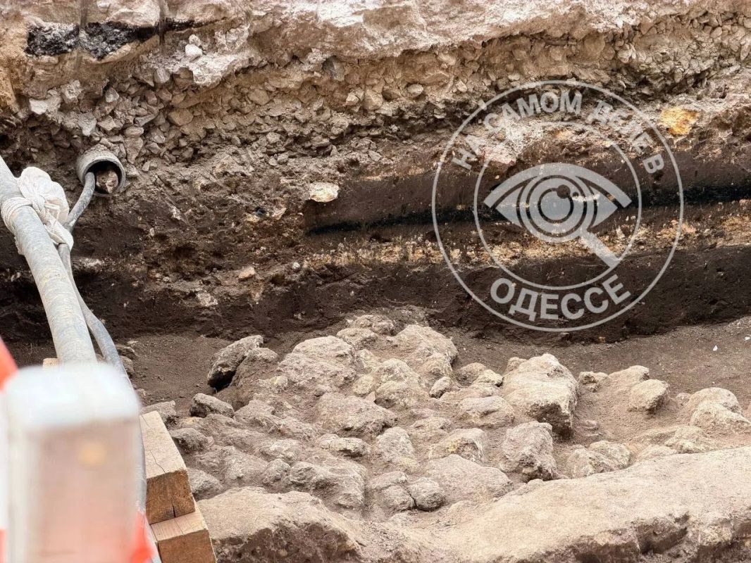 На Приморском бульваре, в Одессе не далеко от Дюка — нашли древнюю крепость прямо под ногами! На Приморском бульваре, в Одессе не далеко от Дюка — нашли древнюю крепость прямо под ногами!