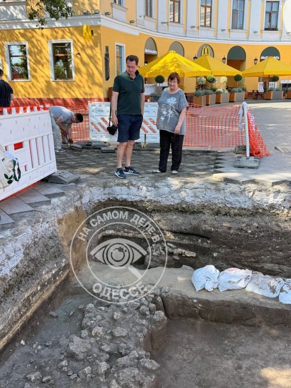 На Приморском бульваре, в Одессе не далеко от Дюка — нашли древнюю крепость прямо под ногами! На Приморском бульваре, в Одессе не далеко от Дюка — нашли древнюю крепость прямо под ногами!
