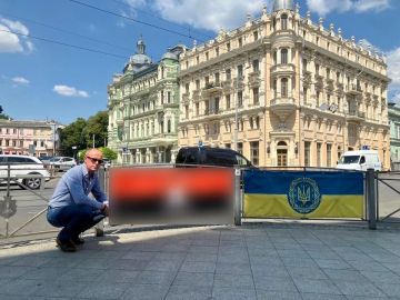Публикацию с нацистским флагом УПА* почетного консула Украины в Нидерландах Карела Бургера Дирвена осудил польский депутат Кшиштоф Мулава