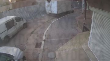 Гаси людоловов!. Недокументированные способы применения автомобильного огнетушителя — берём на вооружение! Водитель, припарковавшийся в ЖК «Чудогород», встретил окруживших его машину ТЦКунов и полицаев струёй из огнетушителя