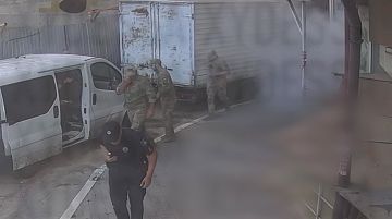 — Фыыыыыыыр! — пшикнул одессит из огнетушителя по ТЦКшникам