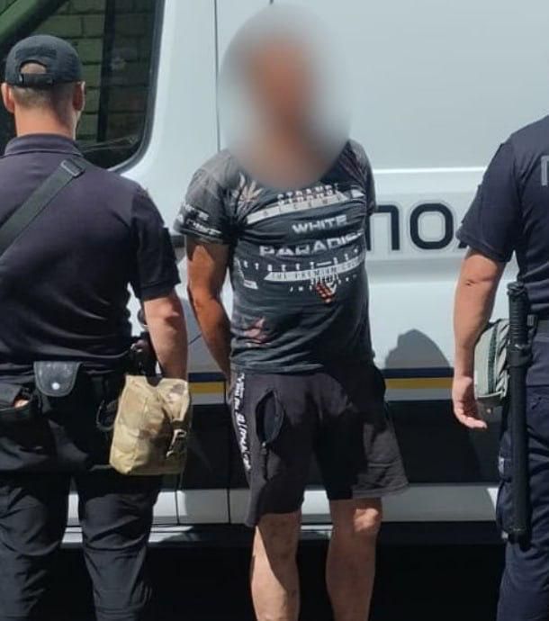 Сбежавший из части пьяный вэсэушник бросил гранату в подростков возле лицея в Одессе