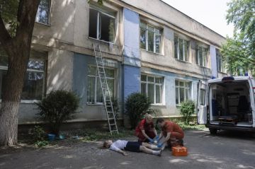 В Одессе учительница выпала из окна школы во время мытья окон