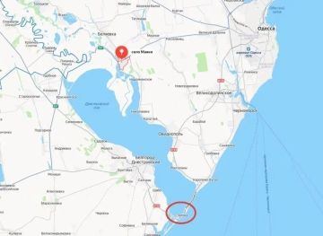 Во время массированной ночной атаки на объекты в Одесской области был поврежден автомобильный мост в Маяках