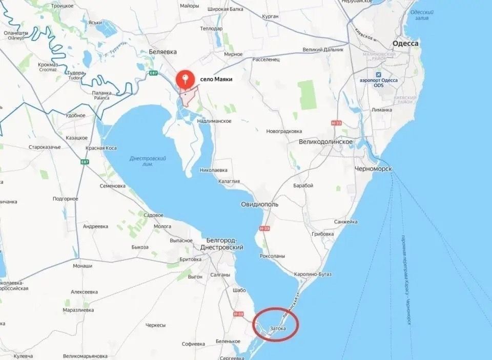 Во время массированной ночной атаки на объекты в Одесской области был поврежден автомобильный мост в Маяках