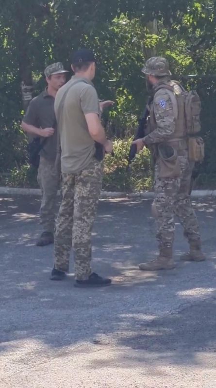 ЛУЗАНОВКАВНИМАНИЕ. В районе станции Одесса-Сортировочная замечен вооруженный тип в форме ВСУ с шевроном псевдороссийского Русского добровольческого корпуса (РДК) ЛУЗАНОВКАВНИМАНИЕ. В районе станции Одесса-Сортировочная замечен вооруженный тип в форме ВСУ с шевроном псевдороссийского Русского добровольческого корпуса (РДК)