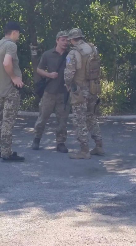 ЛУЗАНОВКАВНИМАНИЕ. В районе станции Одесса-Сортировочная замечен вооруженный тип в форме ВСУ с шевроном псевдороссийского Русского добровольческого корпуса (РДК) ЛУЗАНОВКАВНИМАНИЕ. В районе станции Одесса-Сортировочная замечен вооруженный тип в форме ВСУ с шевроном псевдороссийского Русского добровольческого корпуса (РДК)