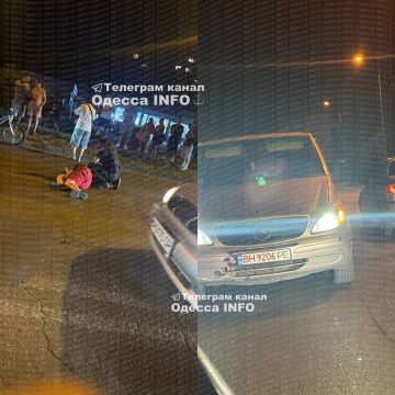Одесса: тцкшники на микроавтобусе сбили велосипедиста, и, чтобы скрыть это, они решили спрятать велик в свою машину