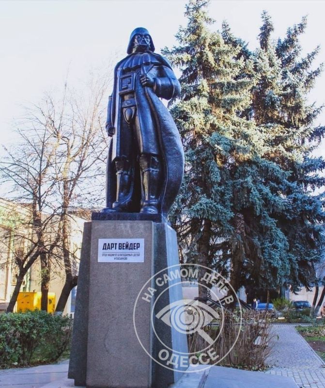 В Одессе с памятника Дарту Вейдеру сняли табличку на русском языке