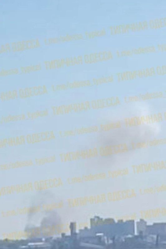 В районе Рыбпорта прогремел взрыв, после чего там началось задымление В районе Рыбпорта прогремел взрыв, после чего там началось задымление