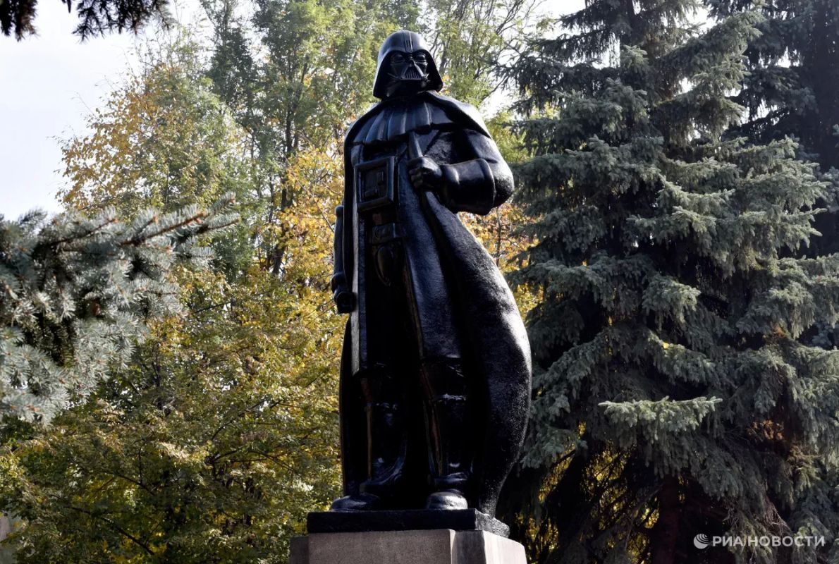 В Одессе сняли русскую табличку с памятника Дарту Вейдеру
