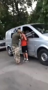 Одесса: мальчик кидал камни в микроавтобус ТЦК, после чего из машины вышел сам тцкшник, напал на мальчика и стал его душить