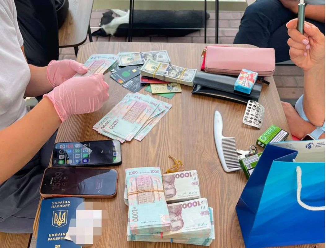 В Черноморске чиновника АМПУ поймали на взятке в 500 тысяч гривен В Черноморске чиновника АМПУ поймали на взятке в 500 тысяч гривен