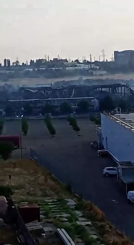 Здание гипермаркета "Эпицентр" в Одессе сгорело полностью