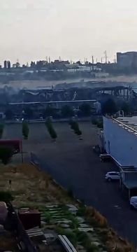 Здание гипермаркета "Эпицентр" в Одессе сгорело полностью
