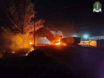 Сообщается, что в Одесской области российские беспилотники поразили стоянку фур и тягачей