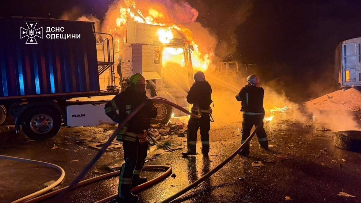 Атакованная стоянка грузовиков в Одесской области Атакованная стоянка грузовиков в Одесской области