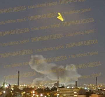 Дым поднимается после прилета "Бандеролей" в Одессе