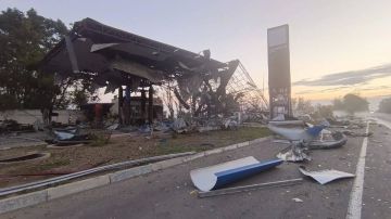 Последствия принятых решений: на первом фото то, что осталось от АЗС в Кошарах Одесской области, на втором — бывший склад в Кременчуге