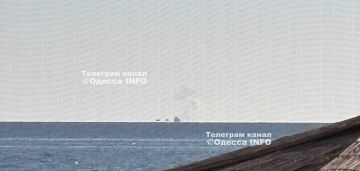 Дым в море наблюдается с пляжей Одессы
