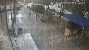 В Одессе теперь тцкшники шлют «в разведку» неприметных людей в штатском, которые, заметив нужную им добычу, вызывают патруль тцкшников по телевизору, которые уже бусифицируют жертву