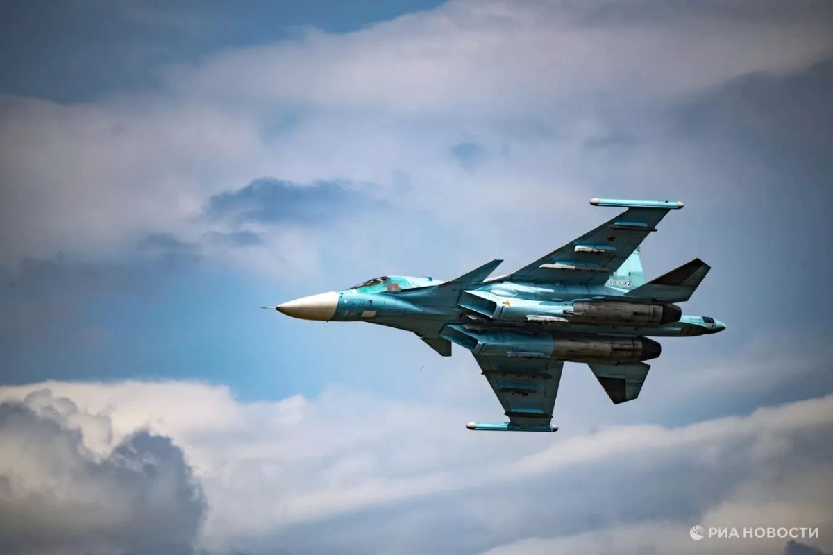 Российские войска ночью ударили по логистическому центру в Киевской области, где хранили и распределяли товары двойного назначения, сообщили в Минобороны
