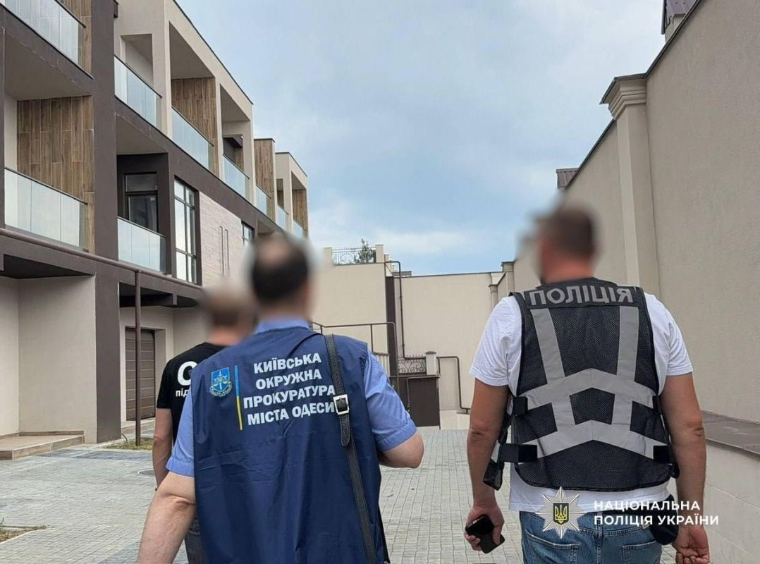 В Одессе обнаружили незаконно построенные 47 трехэтажных таунхаусов В Одессе обнаружили незаконно построенные 47 трехэтажных таунхаусов